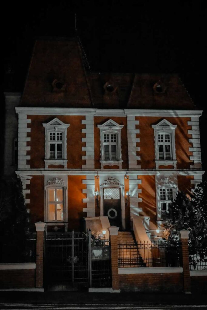 Villa Red nocą